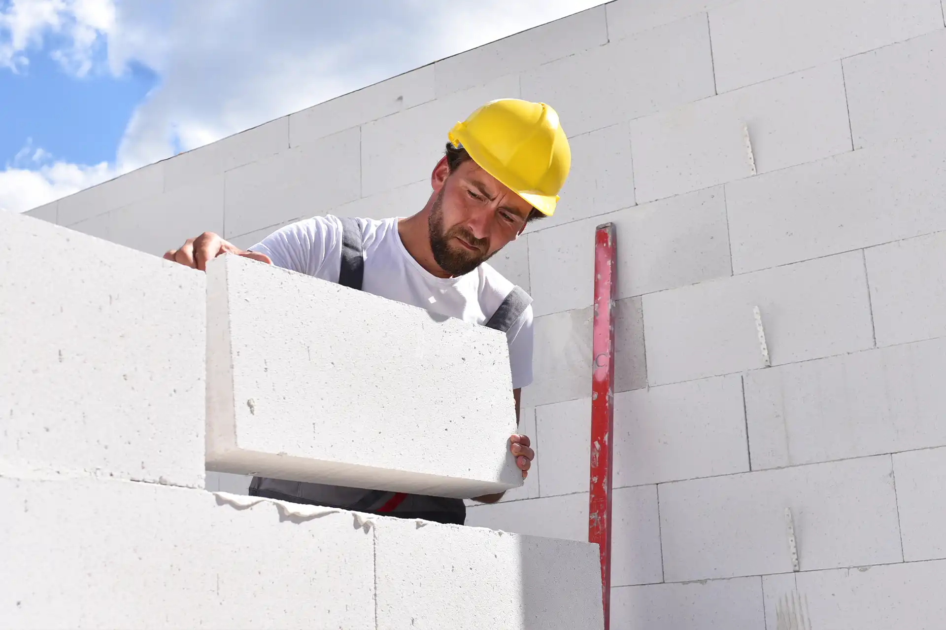 Maurer auf einer Baustelle - Neubau eines Einfamilienhauses
